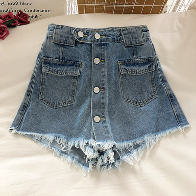 Női rövid farmer, gombokkal és zsebekkel