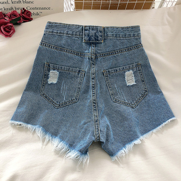 Női rövid farmer, gombokkal és zsebekkel