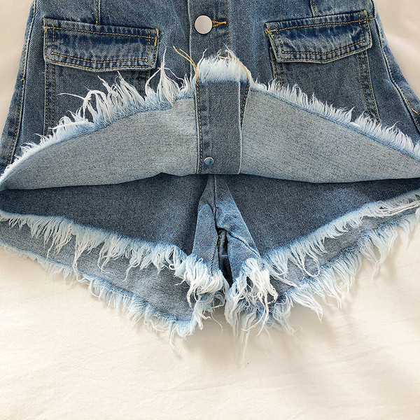 Női rövid farmer, gombokkal és zsebekkel