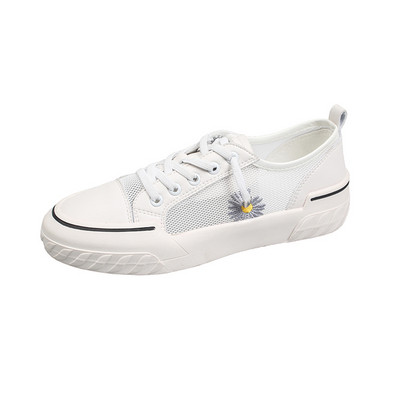 Fehér női tornacipő hímzéssel és hálóval