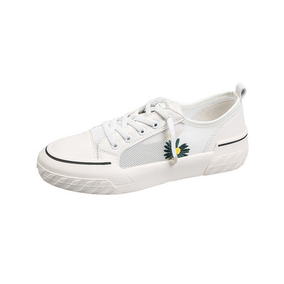 Fehér női tornacipő hímzéssel és hálóval