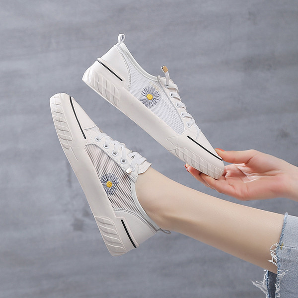 Fehér női tornacipő hímzéssel és hálóval