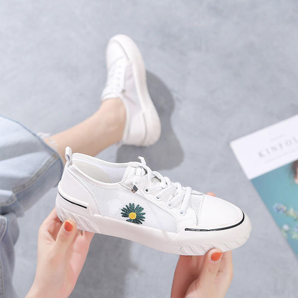 Fehér női tornacipő hímzéssel és hálóval