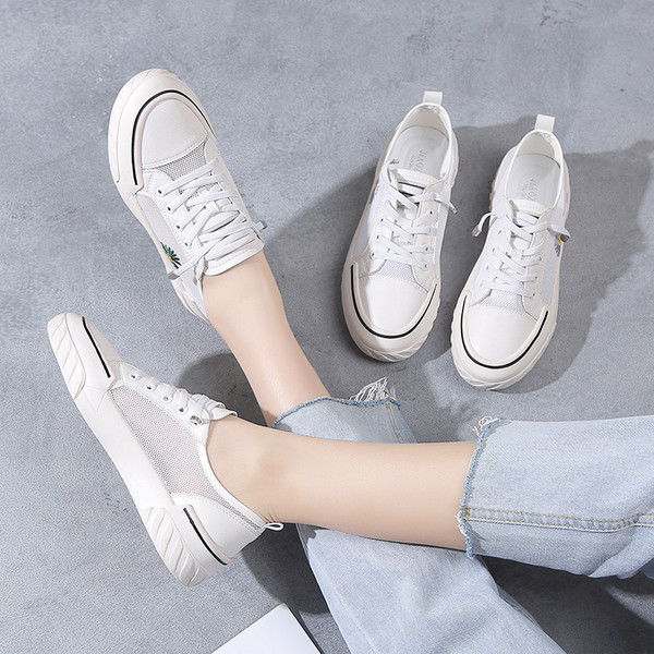 Fehér női tornacipő hímzéssel és hálóval