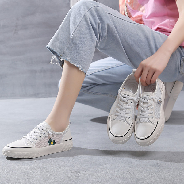 Fehér női tornacipő hímzéssel és hálóval