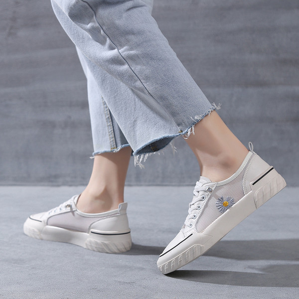 Fehér női tornacipő hímzéssel és hálóval