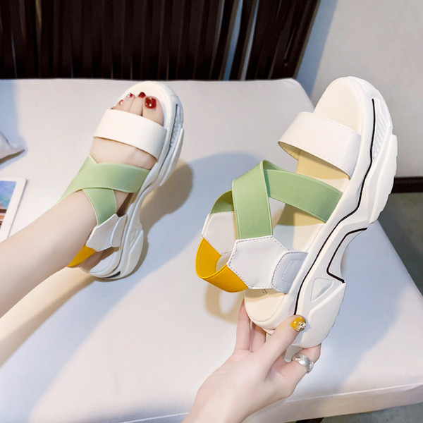 Kareda talla ja kummiga naiste sandaalid