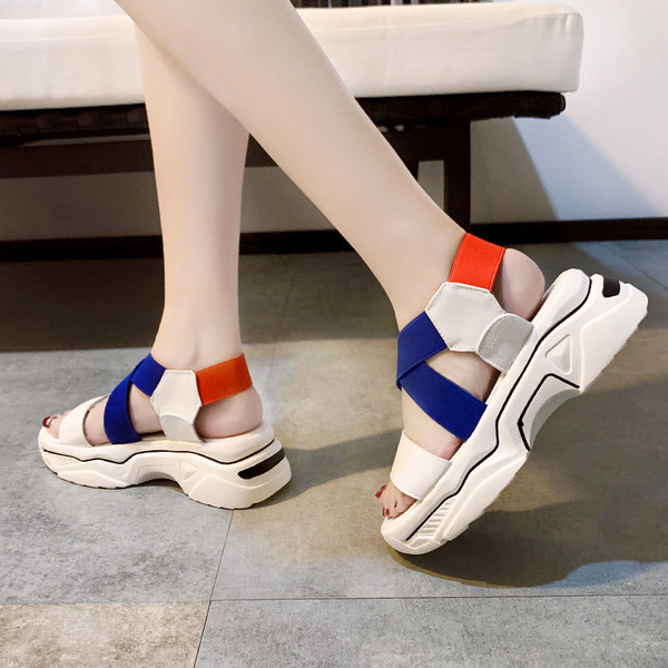 Kareda talla ja kummiga naiste sandaalid