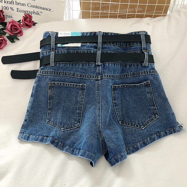 Női farmer rövidnadrág övvel