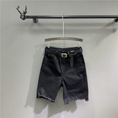 Női farmer övvel, szakadt motívumokkal