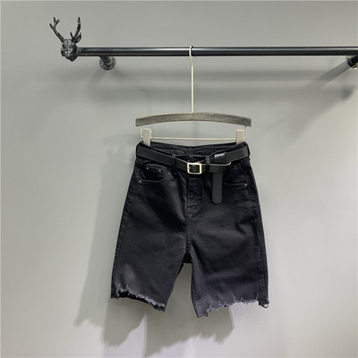 Női farmer övvel, szakadt motívumokkal