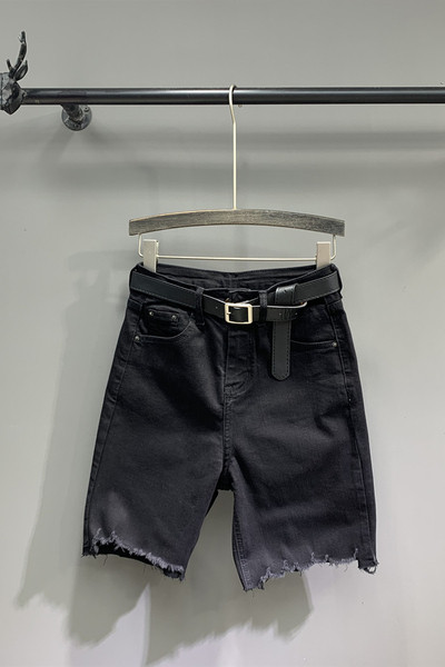 Női farmer övvel, szakadt motívumokkal