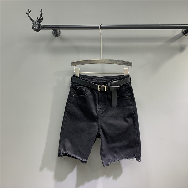 Női farmer övvel, szakadt motívumokkal