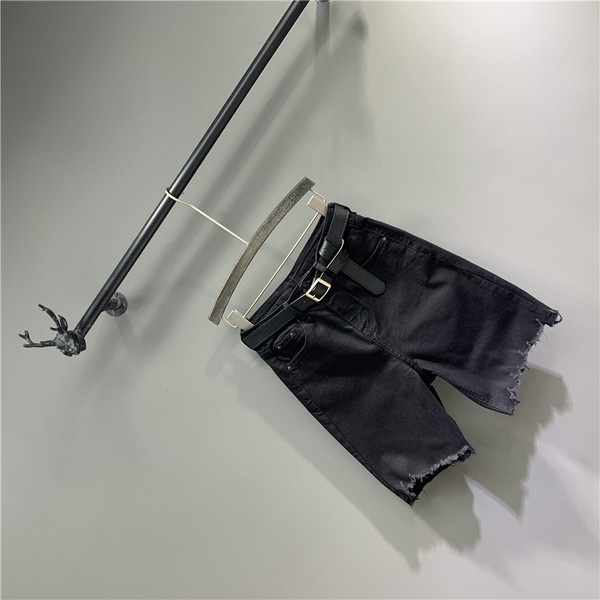 Női farmer övvel, szakadt motívumokkal