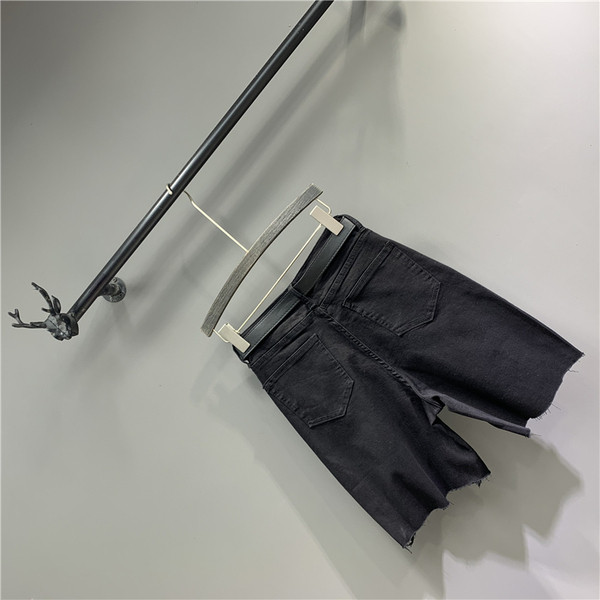 Női farmer övvel, szakadt motívumokkal