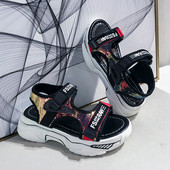 Fényes hatású női szandál foltokkal