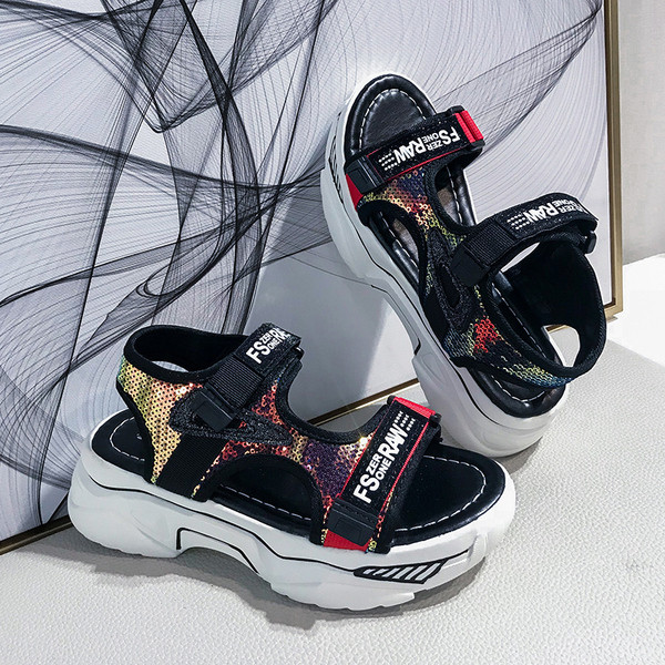 Fényes hatású női szandál foltokkal