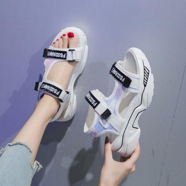 Fényes hatású női szandál foltokkal