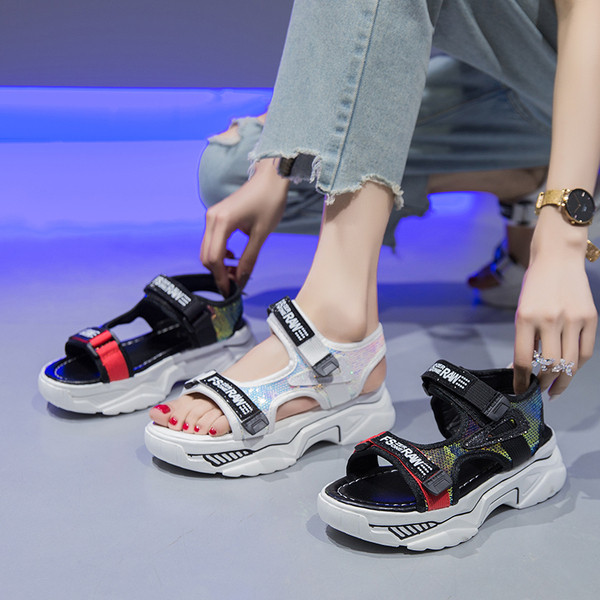 Fényes hatású női szandál foltokkal