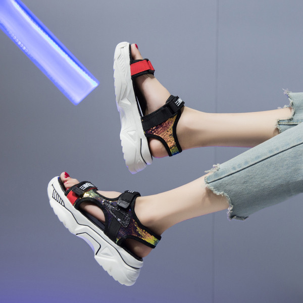 Fényes hatású női szandál foltokkal