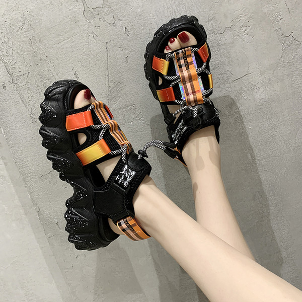 Női szandál magas talppal és fűzővel