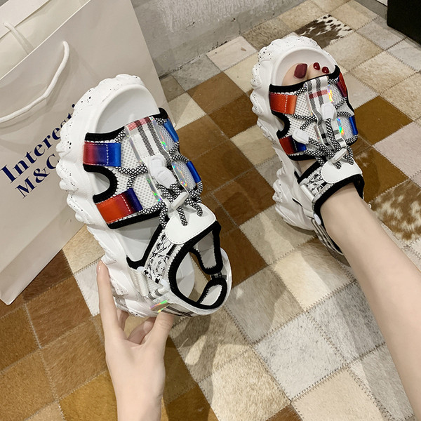 Női szandál magas talppal és fűzővel