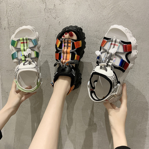 Női szandál magas talppal és fűzővel