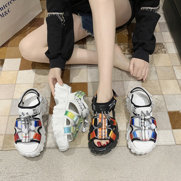 Női szandál magas talppal és fűzővel