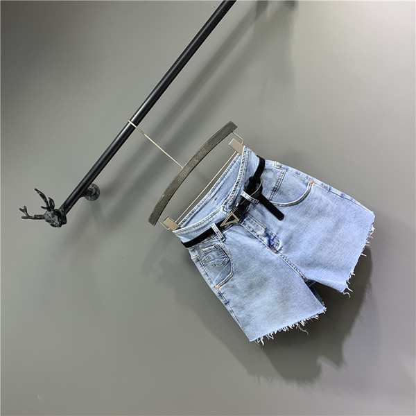 Női farmer új modellje övvel, szakadt elemekkel