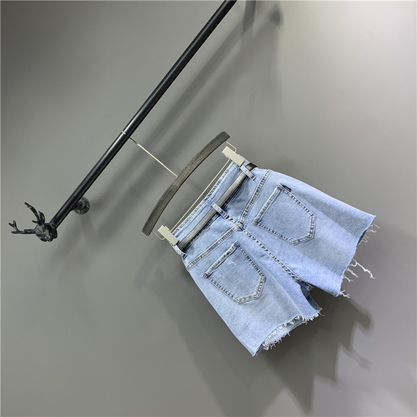 Női farmer új modellje övvel, szakadt elemekkel