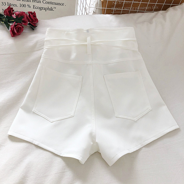 Modern női rövidnadrág keresztkötővel