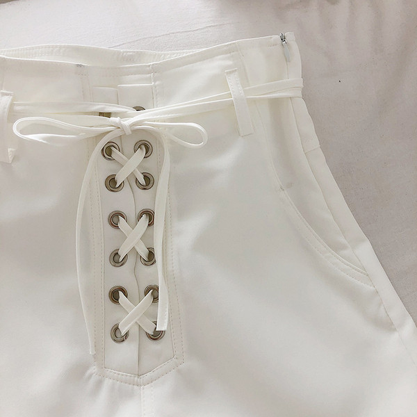 Modern női rövidnadrág keresztkötővel