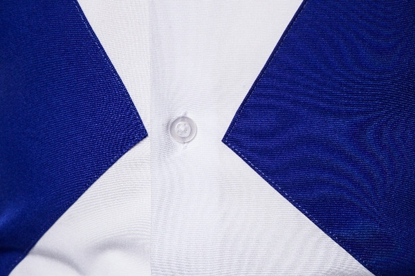 Modern férfi ing klasszikus gallérral és fehér gombokkal