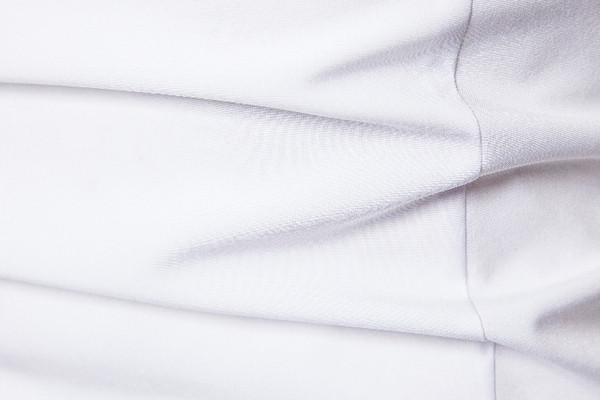 Modern férfi ing klasszikus gallérral és fehér gombokkal