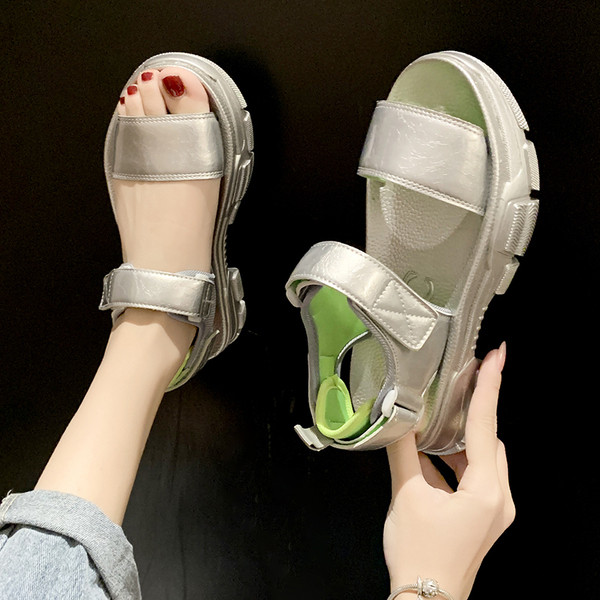 Ezüst és sárga női szandál foltokkal