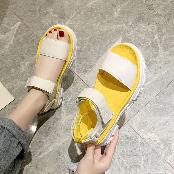 Ezüst és sárga női szandál foltokkal