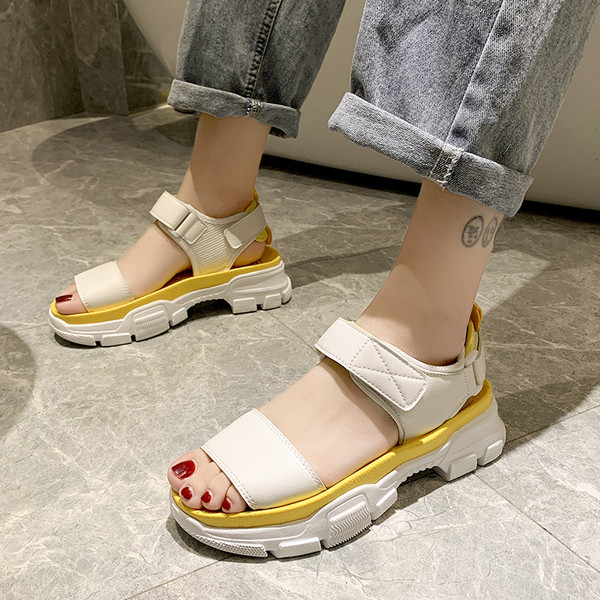 Ezüst és sárga női szandál foltokkal