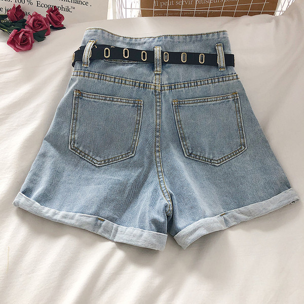 Naiste lühikesed teksad, millel on vöö ja kõrge vöökoht