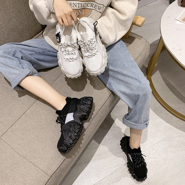 Női tornacipő magas talppal és fűzővel fehér és fekete színben