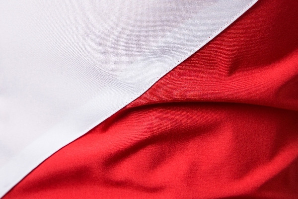 Modern férfi ing klasszikus gallérral és piros gombokkal