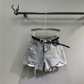 Női farmer rövidnadrág szakadt motívumokkal és övvel