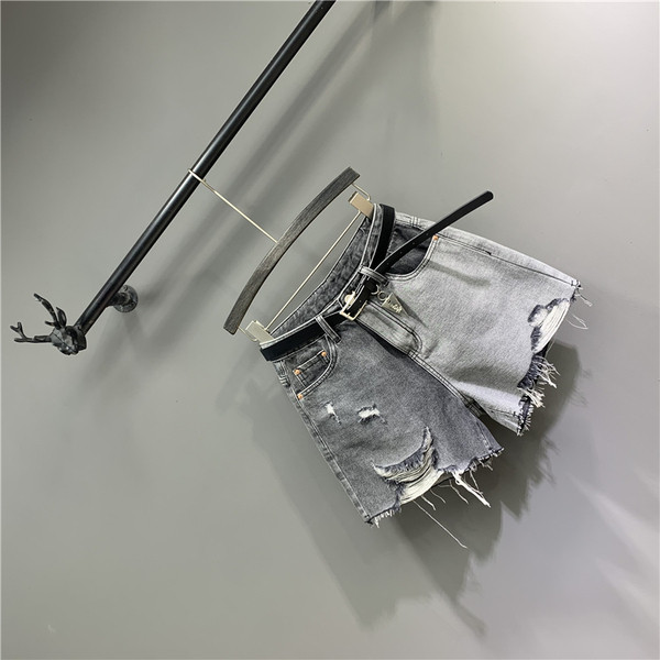 Női farmer rövidnadrág szakadt motívumokkal és övvel