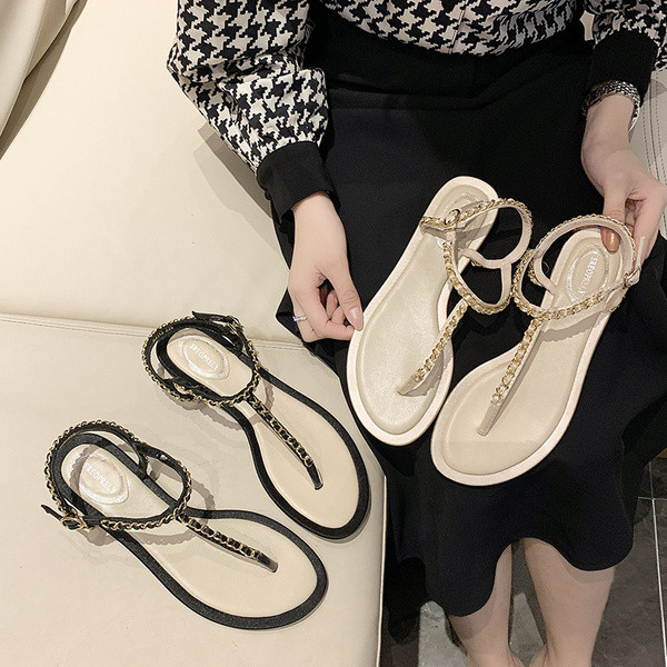 Alkalmi női szandál orrú fém díszítéssel