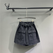 Alkalmi női rövidnadrág övvel - széles modell