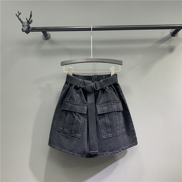 Alkalmi női rövidnadrág övvel - széles modell