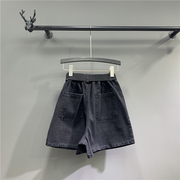 Alkalmi női rövidnadrág övvel - széles modell