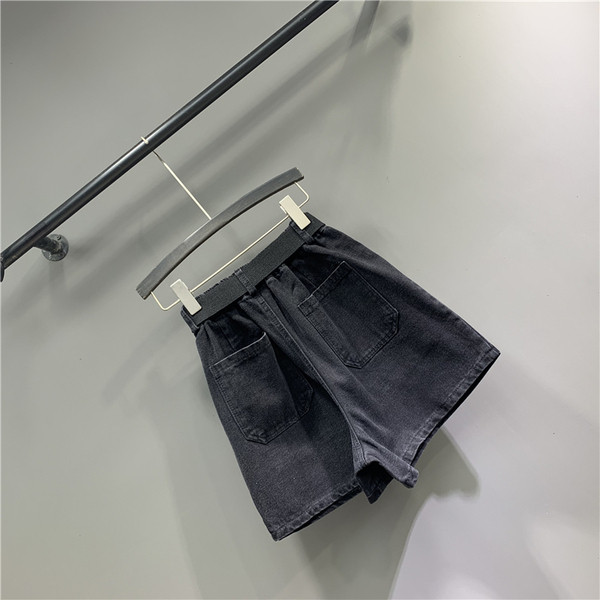 Alkalmi női rövidnadrág övvel - széles modell