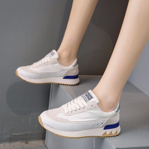 Modern női tornacipő fűzővel és felirattal két színben