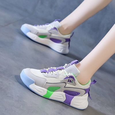 Női tornacipő lapos talppal és nyakkendővel