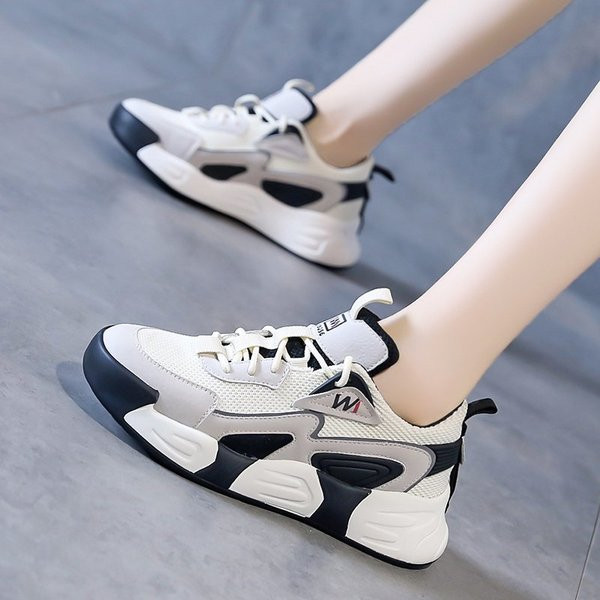 Női tornacipő lapos talppal és nyakkendővel